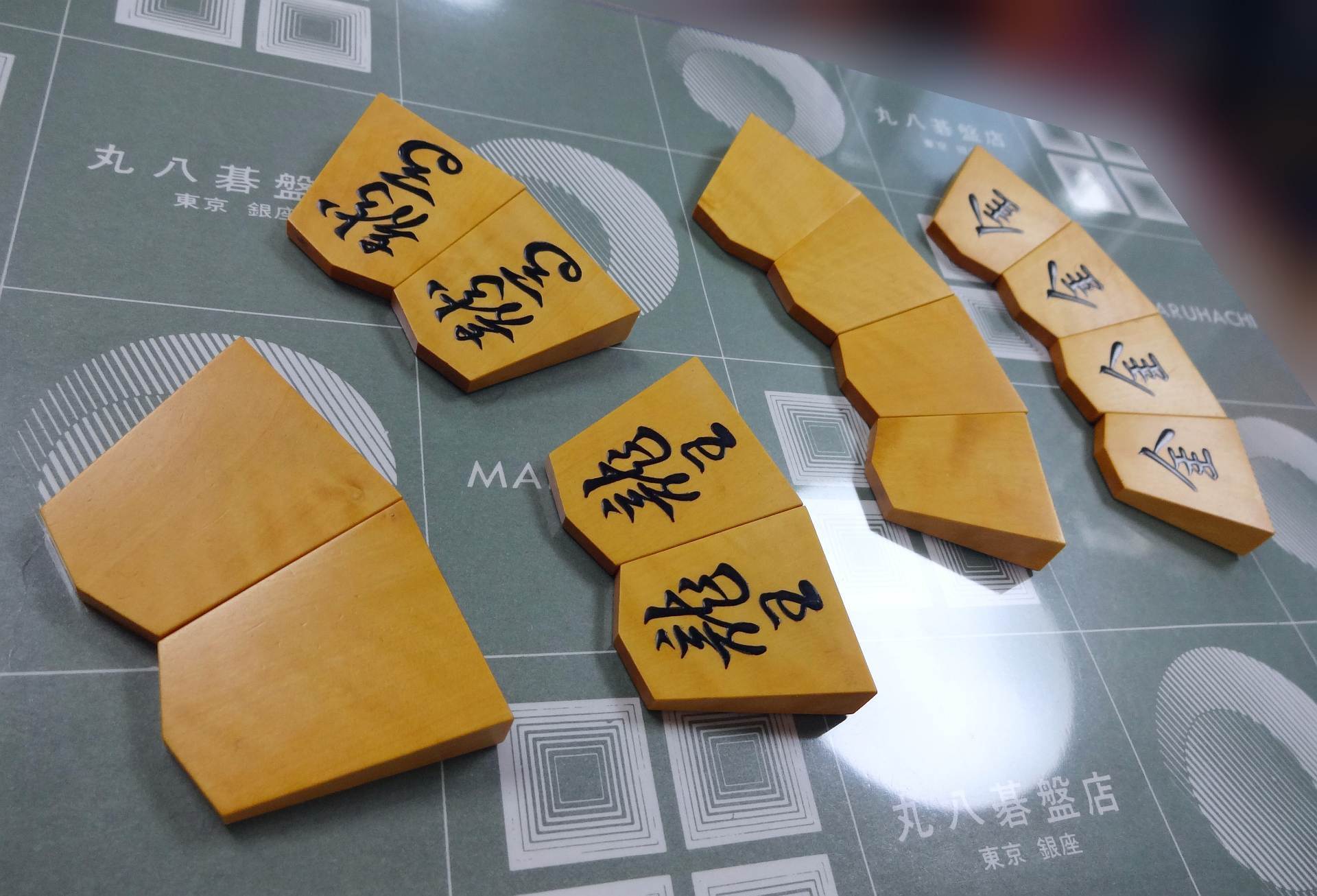 Shogi pieces craftsman Fugetsu made Luxury Shogi pieces *with detail –  kurokigoishiten