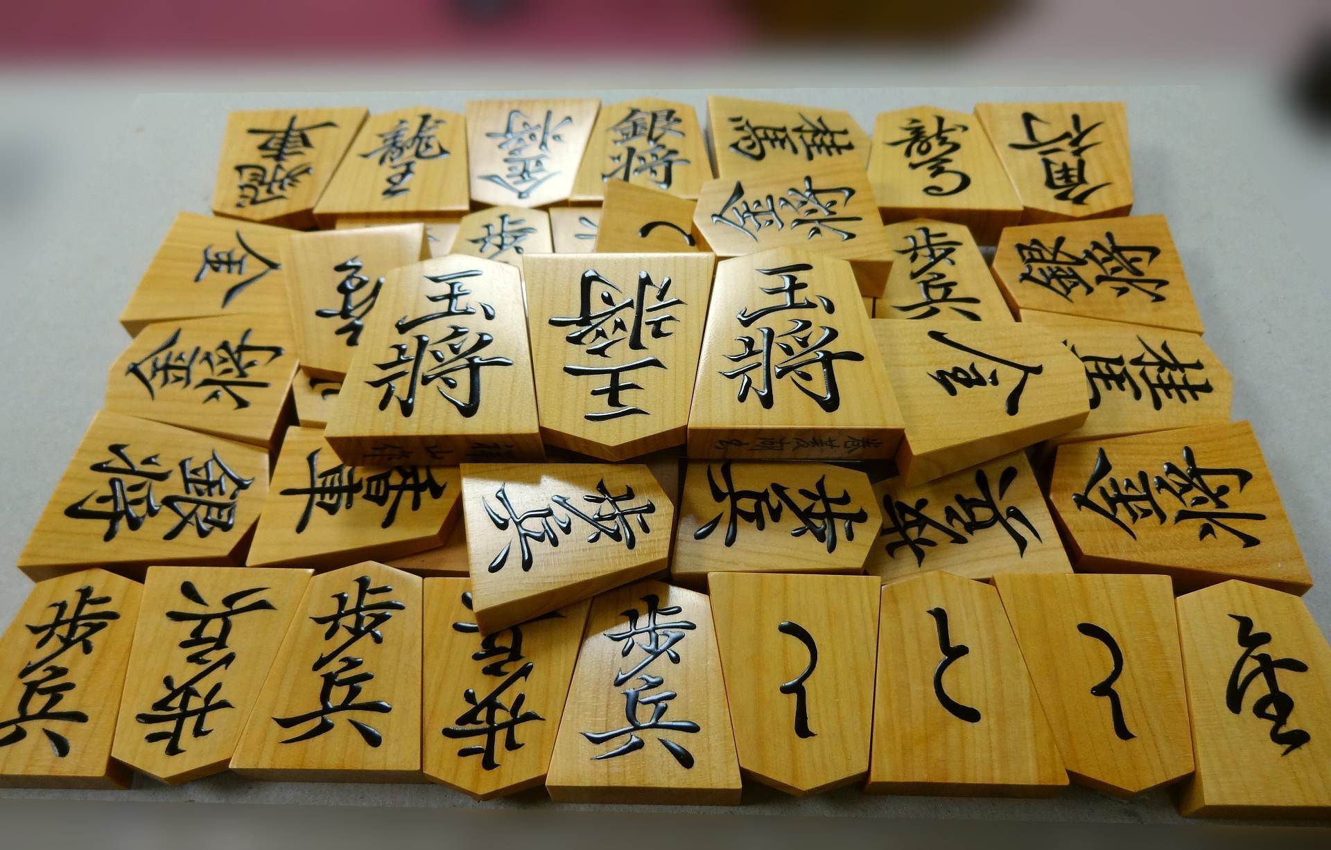 Shogi pieces craftsman Fugetsu made Luxury Shogi pieces *with detail –  kurokigoishiten