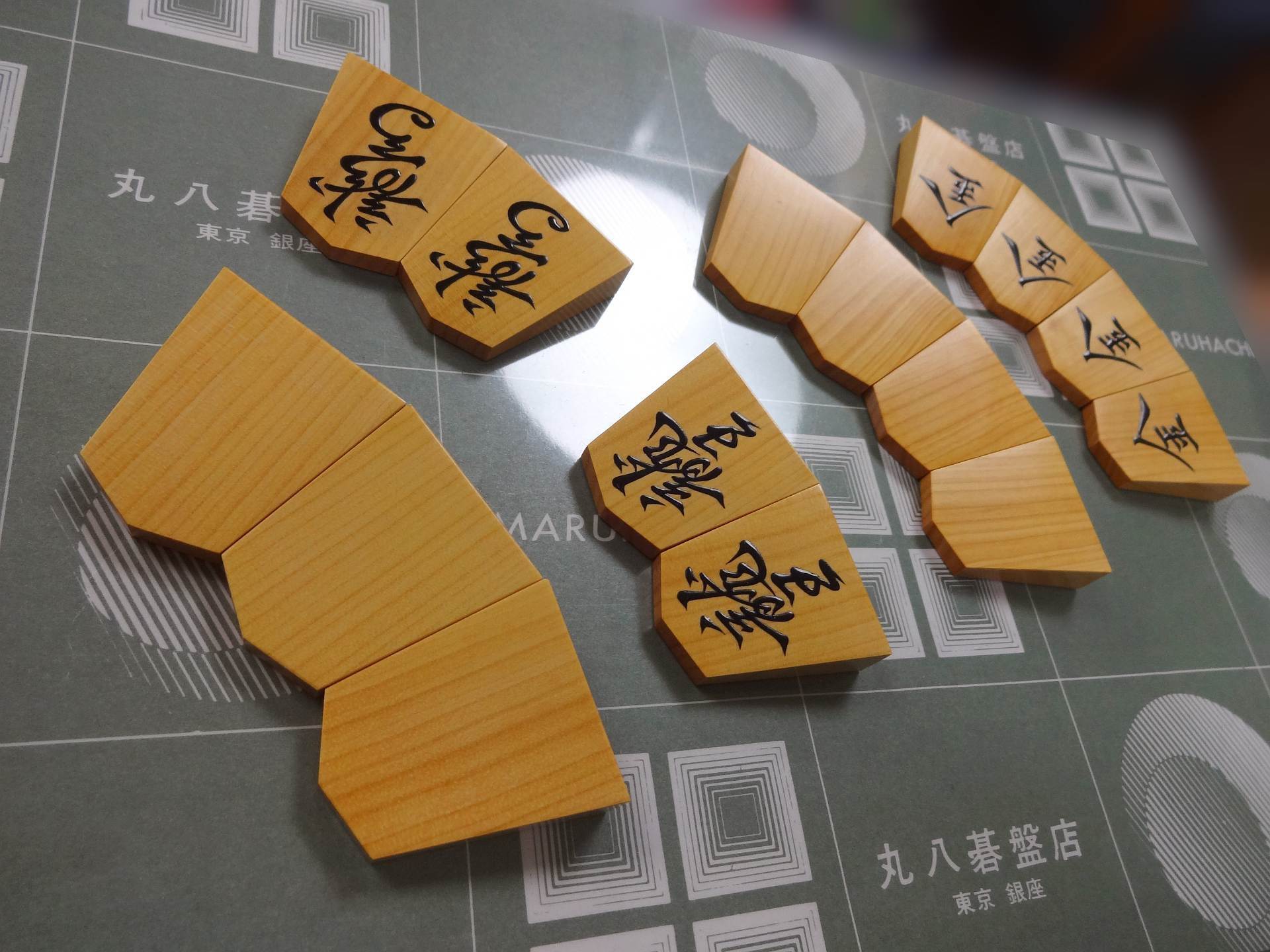 Shogi pieces craftsman Fugetsu made Luxury Shogi pieces *with detail –  kurokigoishiten